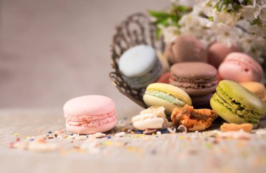 Eski Doğu örgülü vazoda çok renkli macaroons