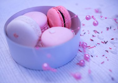 Bir beyaz derin kağıt kase pastel macaroons