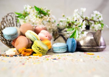 Eski Doğu örgülü vazoda çok renkli macaroons