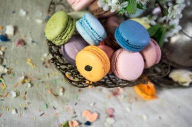 Eski Doğu örgülü vazoda çok renkli macaroons