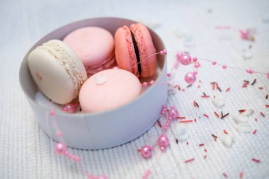 Bir beyaz derin kağıt kase pastel macaroons
