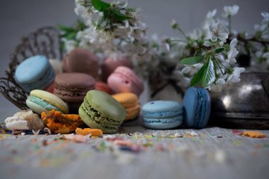 Eski Doğu örgülü vazoda çok renkli macaroons
