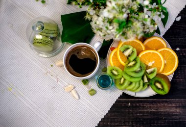 Sabah çay veya kahve ile portakal ve kiwies dilim