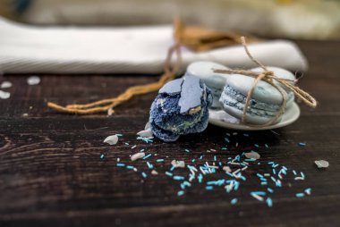 Macaroons karanlık bir arka plan üzerinde bir deniz tema mavi mavi ve deniz