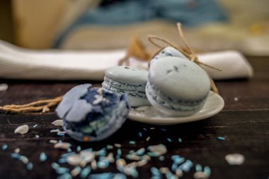 Macaroons karanlık bir arka plan üzerinde bir deniz tema mavi mavi ve deniz