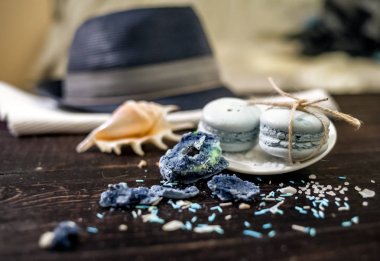 Macaroons karanlık bir arka plan üzerinde bir deniz tema mavi mavi ve deniz