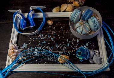 Eski bir ahşap masada deniz teması mavi ve deniz mavisi makaronlar