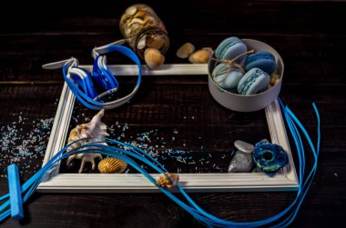 Eski bir ahşap masada deniz teması mavi ve deniz mavisi makaronlar