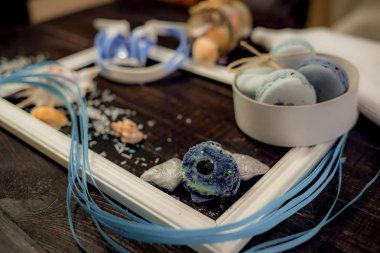 Eski bir ahşap masada deniz teması mavi ve deniz mavisi makaronlar