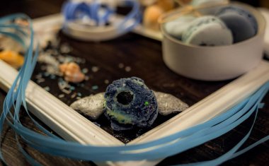 Eski bir ahşap masada deniz teması mavi ve deniz mavisi makaronlar