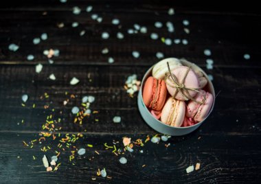 Multi renk pastel macaroons ip ile dekore edilmiş beyaz derin plaka