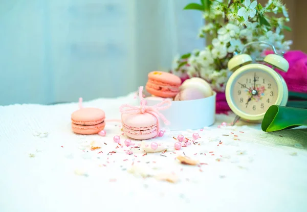 İhale pastel pembe ve turuncu macaroons beyaz battaniye ve arka plan