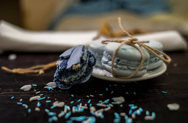 Macaroons karanlık bir arka plan üzerinde bir deniz tema mavi mavi ve deniz