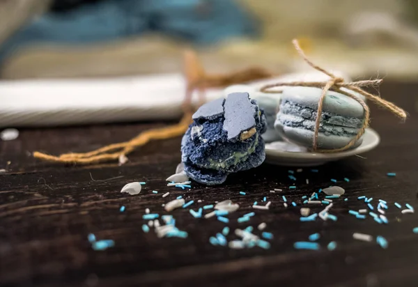 Macaroons karanlık bir arka plan üzerinde bir deniz tema mavi mavi ve deniz