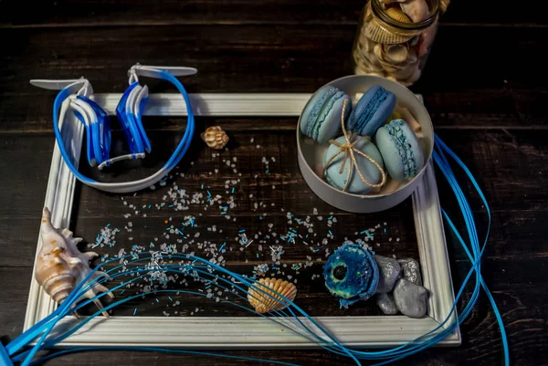 Eski bir ahşap masada deniz teması mavi ve deniz mavisi makaronlar