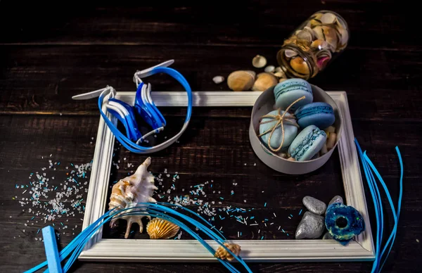 Eski bir ahşap masada deniz teması mavi ve deniz mavisi makaronlar