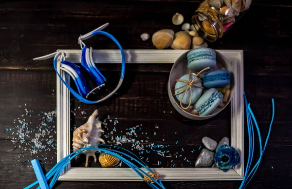 Eski bir ahşap masada deniz teması mavi ve deniz mavisi makaronlar