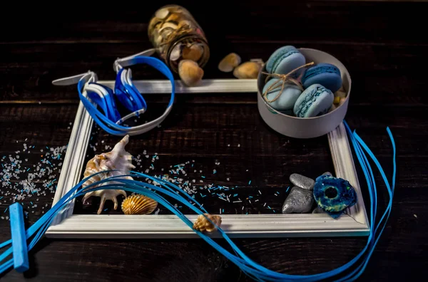 Eski bir ahşap masada deniz teması mavi ve deniz mavisi makaronlar