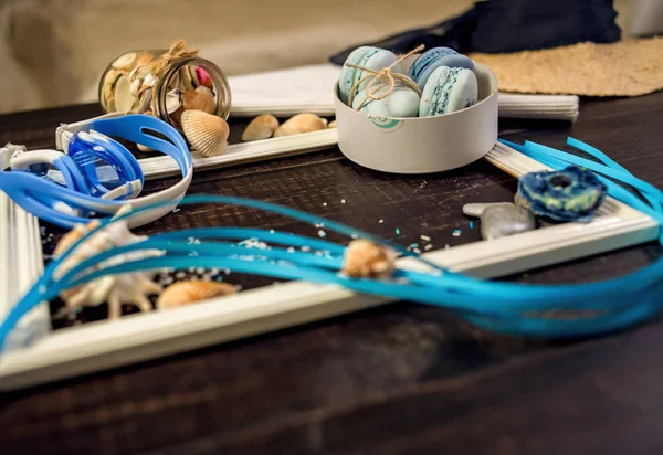 Eski bir ahşap masada deniz teması mavi ve deniz mavisi makaronlar