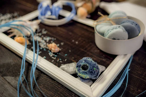 Eski bir ahşap masada deniz teması mavi ve deniz mavisi makaronlar