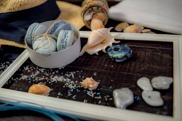 Eski bir ahşap masada deniz teması mavi ve deniz mavisi makaronlar