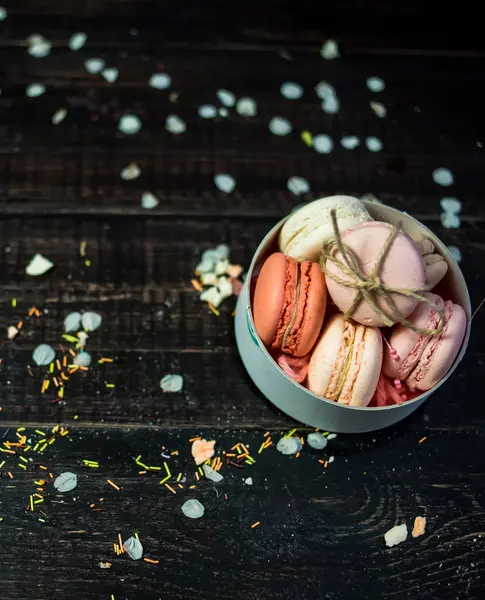 Macarons pastel multicolores en plaque profonde blanche ornée de corde — Photo