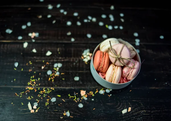 Multi renk pastel macaroons ip ile dekore edilmiş beyaz derin plaka