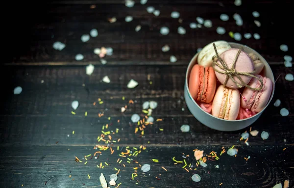 Macaroons pastel multi cor em placa profunda branca decorada com corda — Fotografia de Stock