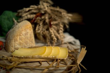 El yapımı peynir bir ahşap tahta üzerine dilimlenmiş