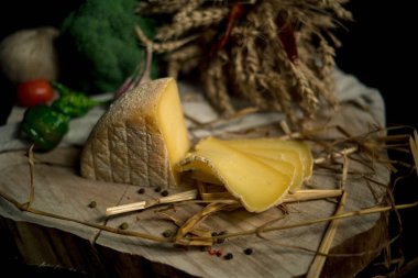 El yapımı peynir bir ahşap tahta üzerine dilimlenmiş