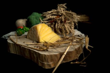 El yapımı peynir bir ahşap tahta üzerine dilimlenmiş