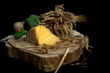 El yapımı peynir bir ahşap tahta üzerine dilimlenmiş