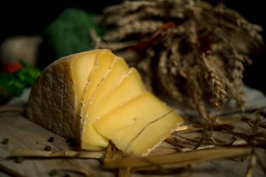 El yapımı peynir bir ahşap tahta üzerine dilimlenmiş