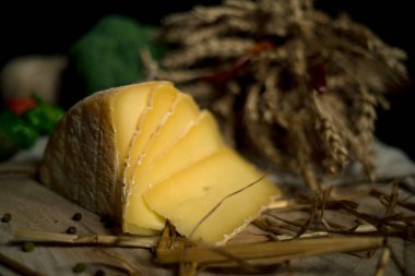 El yapımı peynir bir ahşap tahta üzerine dilimlenmiş