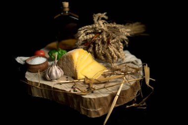 Kraft ahşap masa üzerinde şişe ile sebze ile koyu arka plan üzerinde ev yapımı peynir