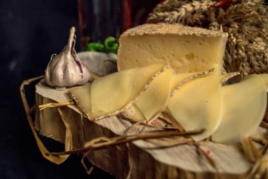 El yapımı peynir bir ahşap tahta üzerine dilimlenmiş