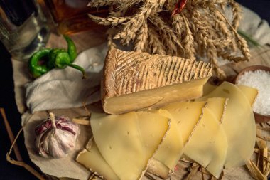 El yapımı peynir bir ahşap tahta üzerine dilimlenmiş