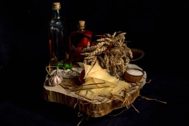 Kraft ahşap masa üzerinde şişe ile sebze ile koyu arka plan üzerinde ev yapımı peynir