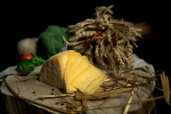 El yapımı peynir bir ahşap tahta üzerine dilimlenmiş