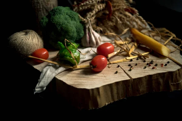 Un bastone di suluguni affumicati in stile rustico con fondo in legno — Foto Stock