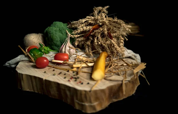 Un bastone di suluguni affumicati in stile rustico con fondo in legno — Foto Stock