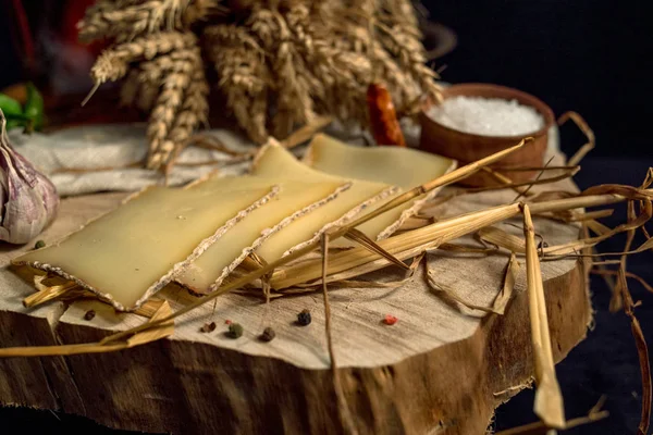 El yapımı peynir bir ahşap tahta üzerine dilimlenmiş