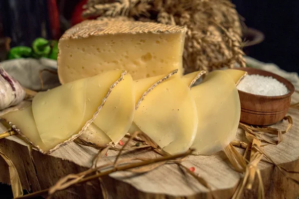 El yapımı peynir bir ahşap tahta üzerine dilimlenmiş