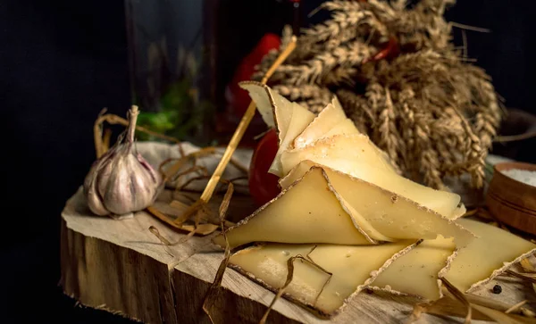 El yapımı peynir bir ahşap tahta üzerine dilimlenmiş