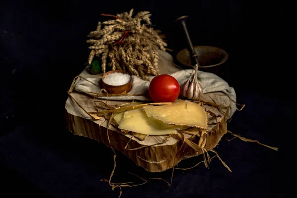 Formaggio fatto a mano affettato su una tavola di legno — Foto Stock