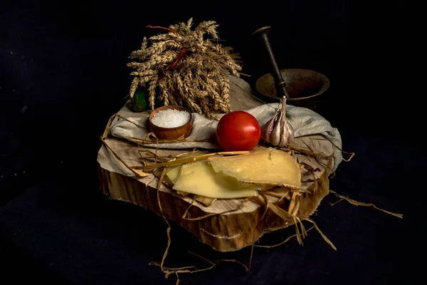 El yapımı peynir bir ahşap tahta üzerine dilimlenmiş