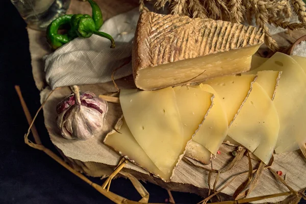 El yapımı peynir bir ahşap tahta üzerine dilimlenmiş