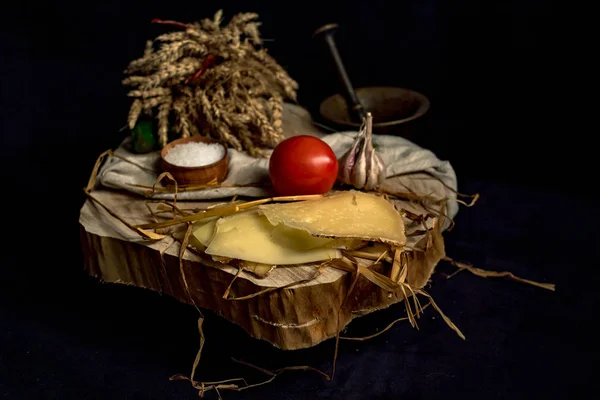 Queijo artesanal fatiado em uma tábua de madeira — Fotografia de Stock