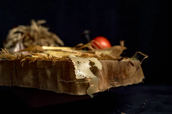 Queijo artesanal fatiado em uma tábua de madeira — Fotografia de Stock