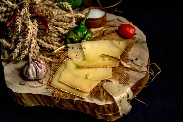El yapımı peynir bir ahşap tahta üzerine dilimlenmiş